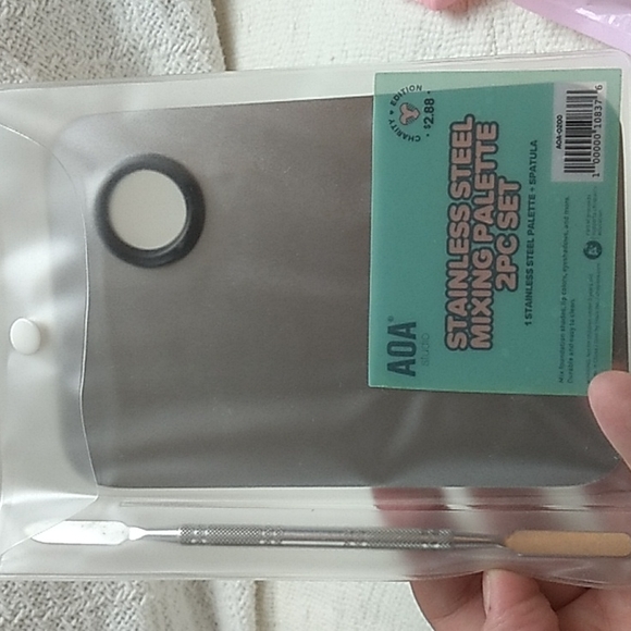 AOA Makeup Blenders, Blender Travel Covers & Mixing Palette - Picture 8 of 9